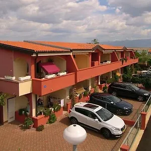 Edith's Olive Garden Apartmán